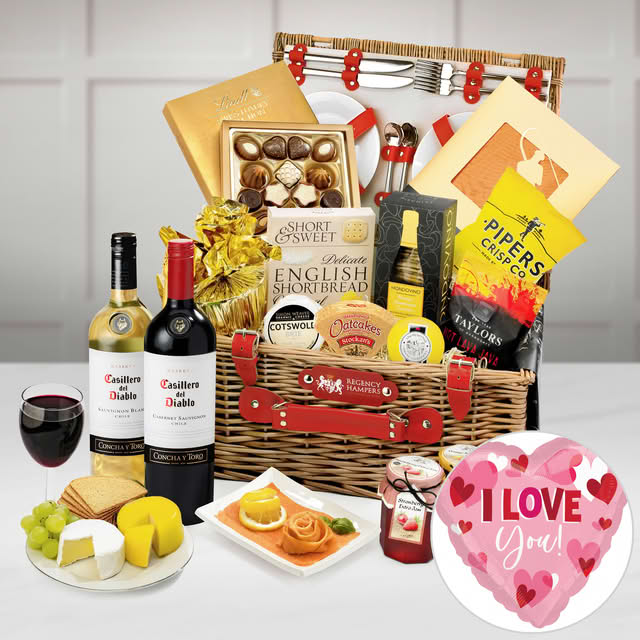 Regency Hampers Cranfield Fitted Picnic Gift Hamper with Casillero Del Diablo Cabernet Sauvignon, Smoked Salmon in a Handmade Willow Picnic Hamper