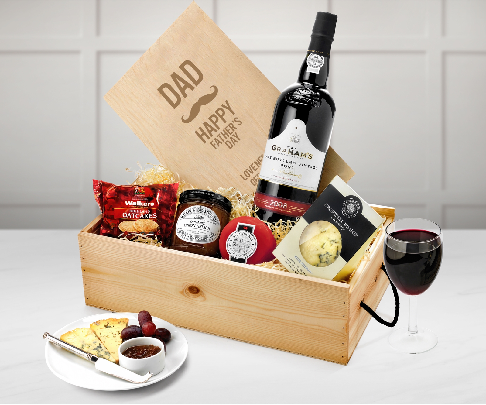 A gift box with Port, stilton and oatcakes.
